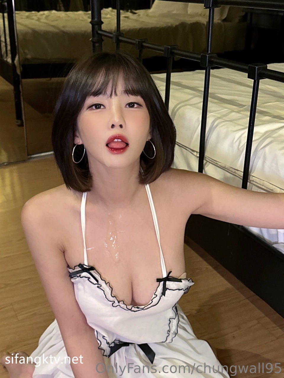 【2023_02_24】Video_of_the_process_of_undressing_outside_🎥.m4v